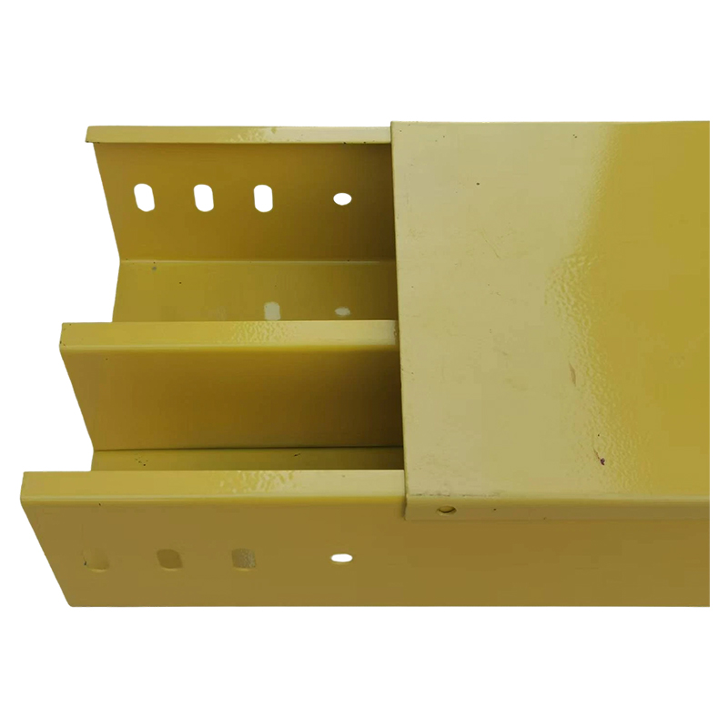 How does the splicing design of colored cable tray ensure structural strength?